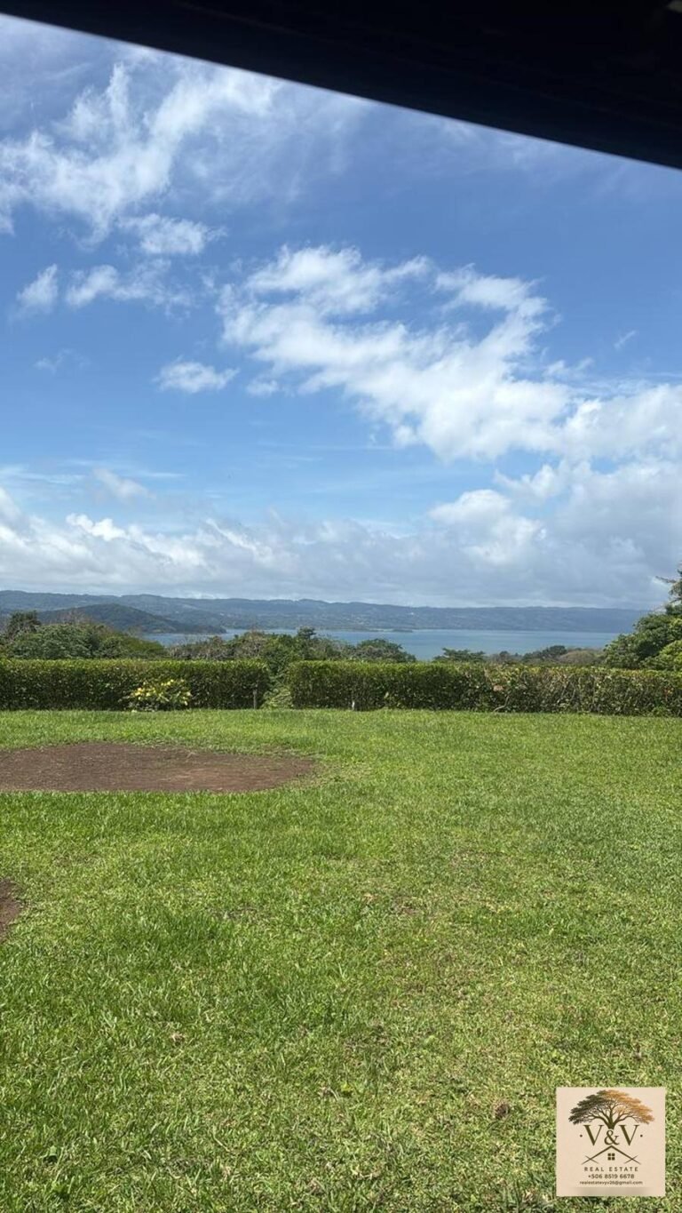 Hermosa casa frente al Lago Arenal